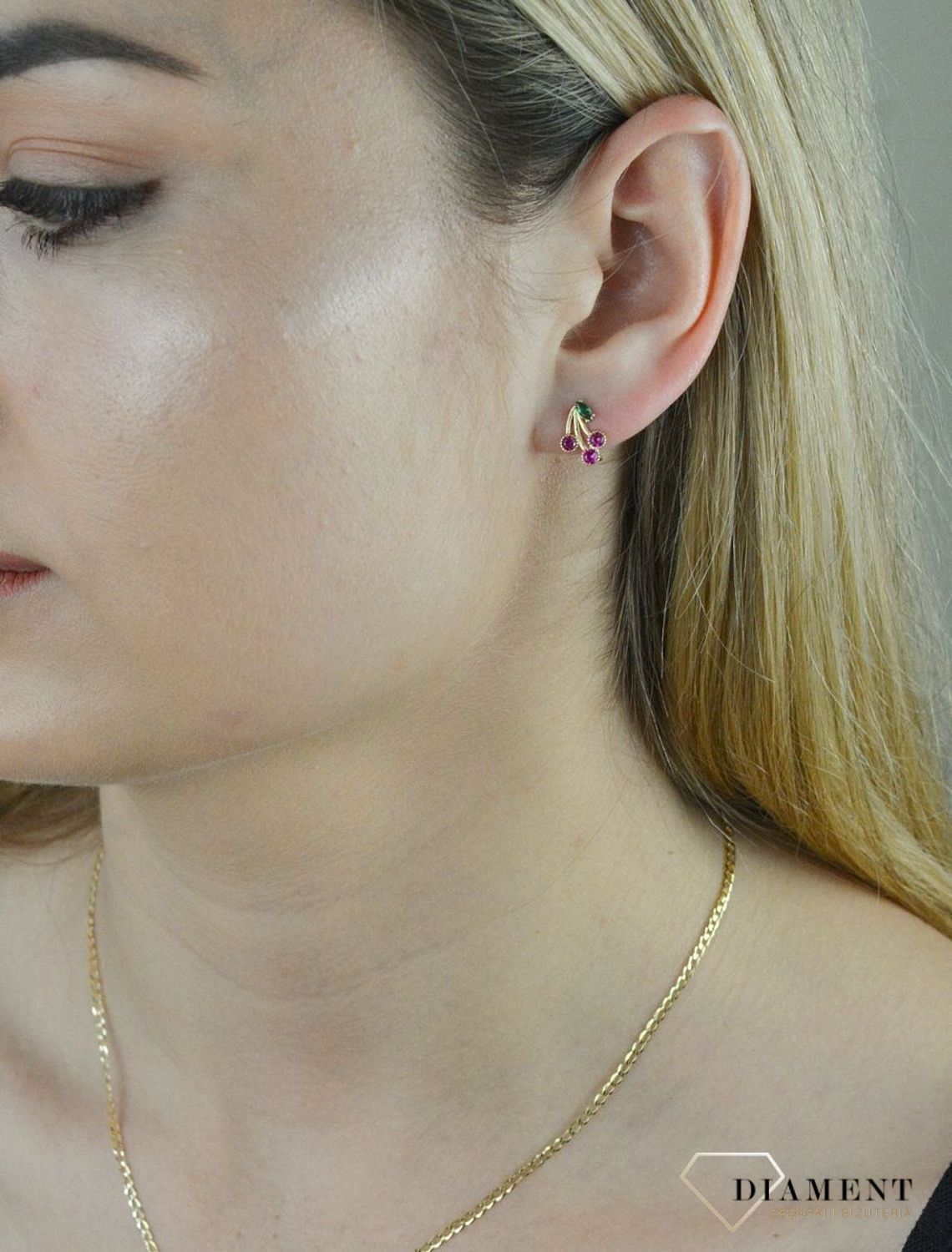 Złote kolczyki dla dziewczynki 585 'Czerwone wisienki' KL 11195. Złote kolczyki dla dziewczynki. Złote kolczyki dziecięce. Złote kolczyki owoce. Złote kolczyki dla dziecka. Złote kolczyki na prezent. Złote kolczyki z cy.jpg